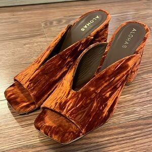 Alohas Frenchie Orange Velvet Mules